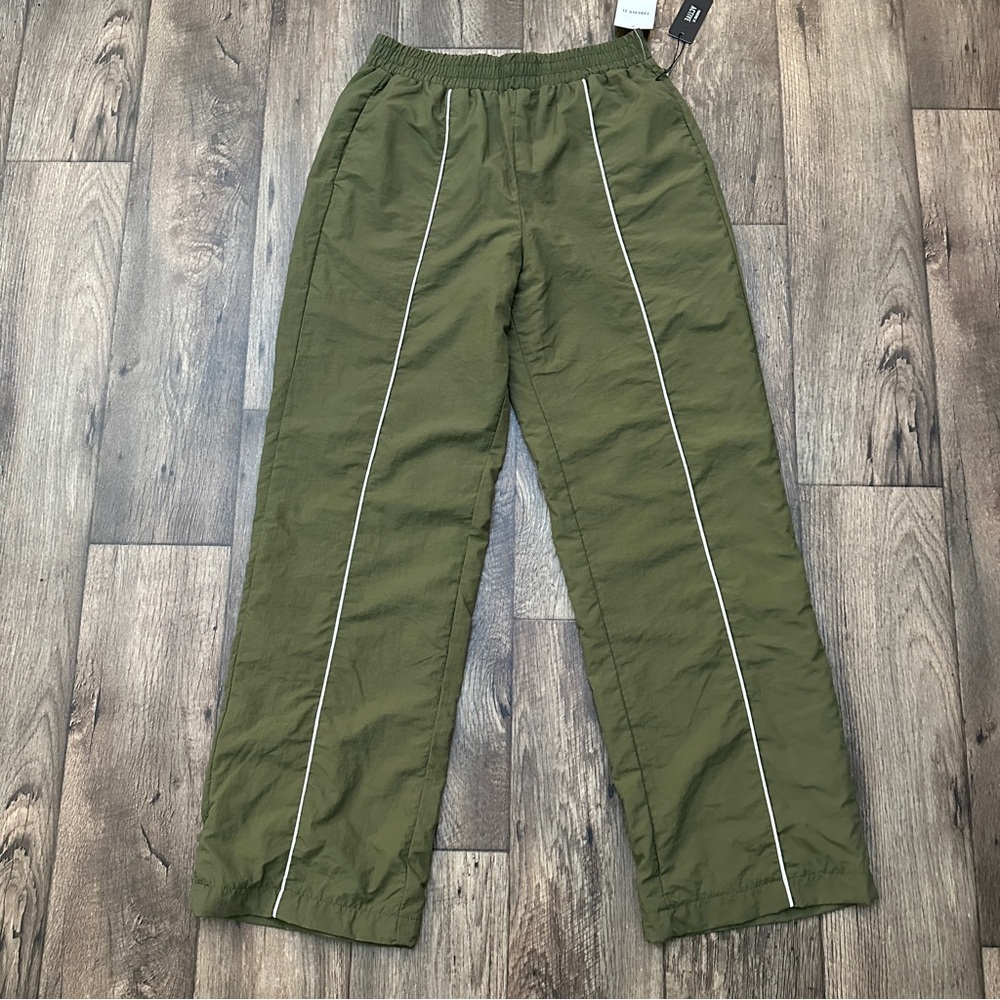 Forever 21 100% Nylon Windbreaker Pants Women’s Size S Olive Green